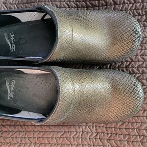 Womens Dansko slip-on in irradescant olive/gold sheen. Size 39.